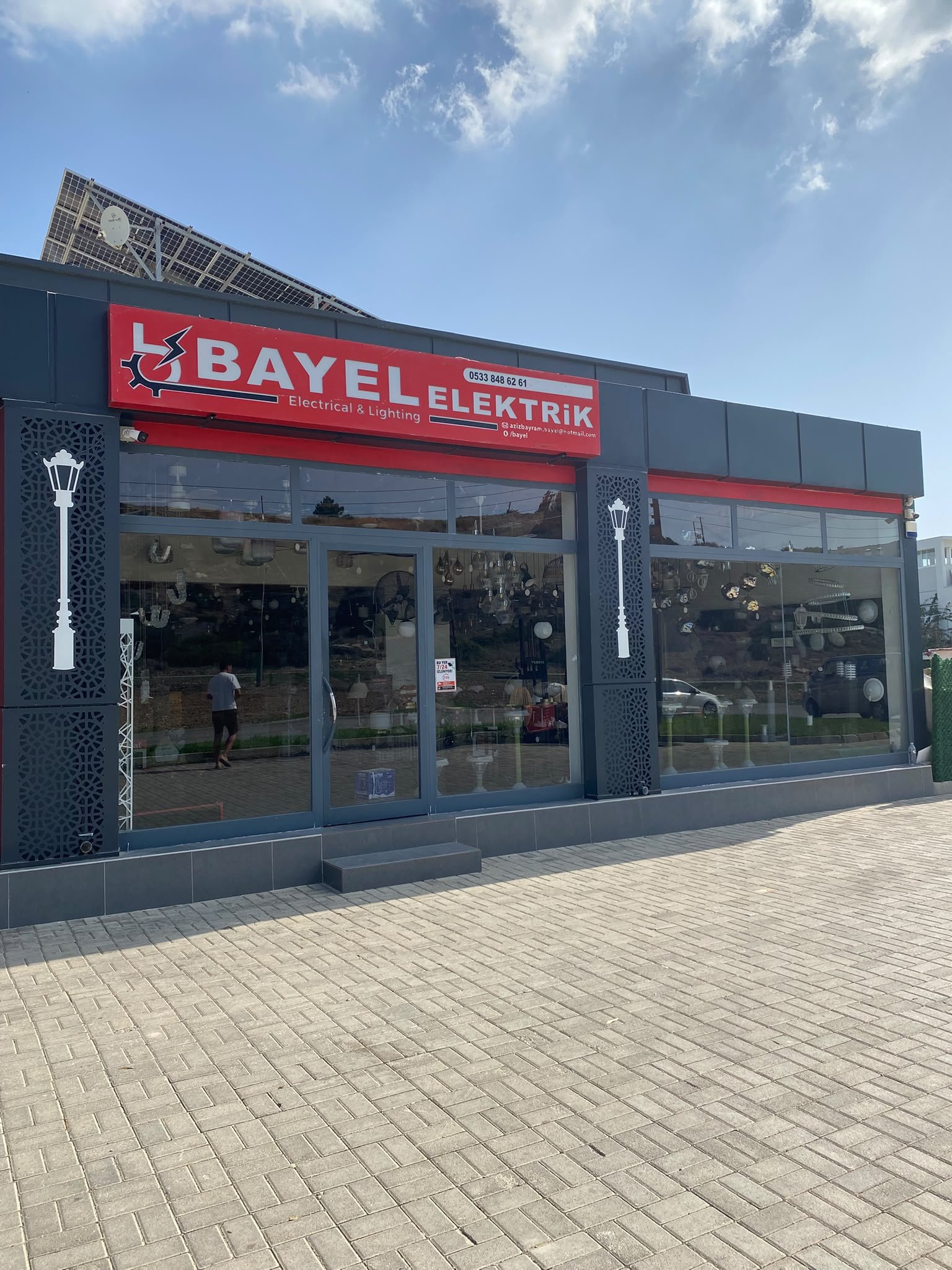 Bayel Elektrik mağazasının tabelası ve dış cephesi